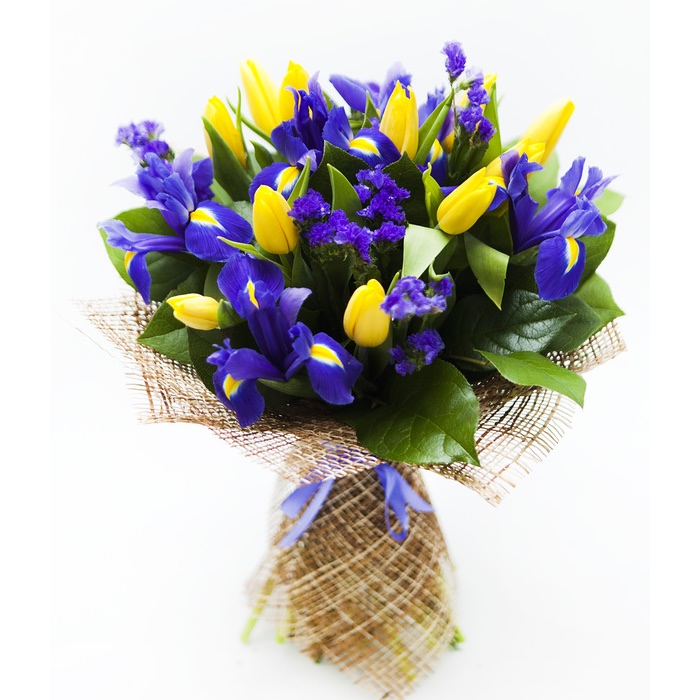 iris azul y tulipanes amarillos