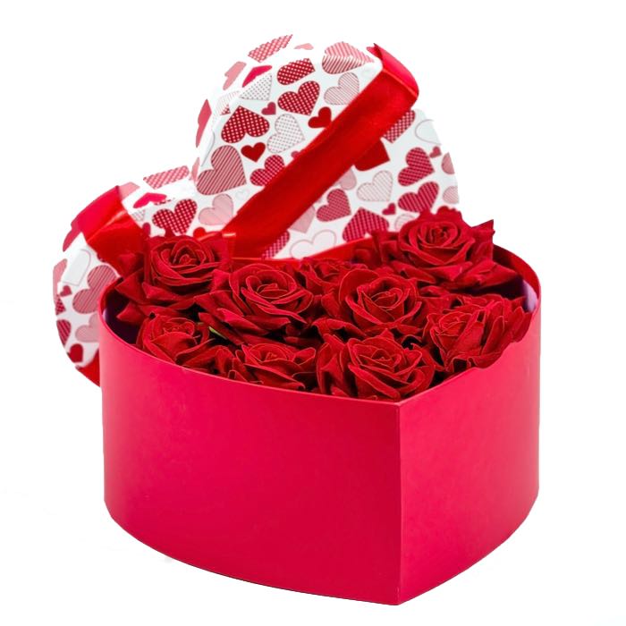 Composizione a forma di cuore con 24 rose rosse e pacco ferrero rocher